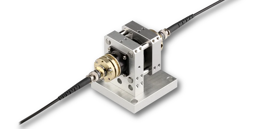 Fiber-to-fiber-coupler with one integrated wave plate